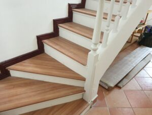 Mặt bậc cầu thang nhựa giả gỗ sử dụng keo