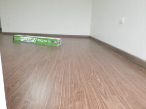 Sàn gỗ công nghiệp có lau nước được không