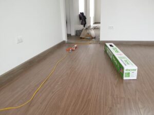 Sàn gỗ công nghiệp có lau nước được không