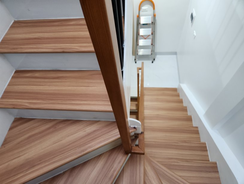 Bậc cầu thang nhựa giả gỗ