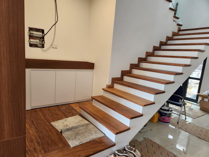 Mặt bậc cầu thang nhựa giả gỗ có trơn không